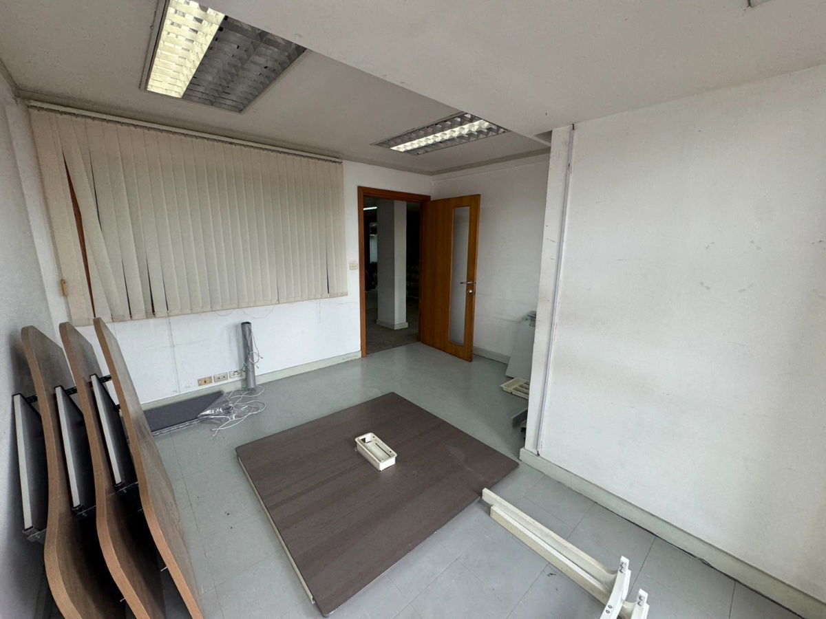 รูป  พร้อม รีโนเวท ออฟฟิศ ขนาดใหญ่ 140 ตร.ม. ให้เช่า - ใกล้สถานีสามยอด - รูปที่ 6/16
