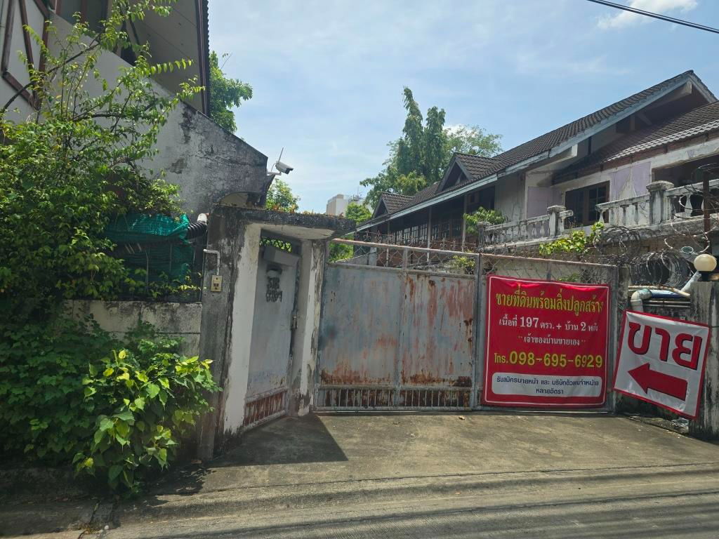 รูป ขายบ้านเก่า 2 ชั้น พื้นที่ประมาณ 200 ตรม. ซอยปรีดีพนมยงค์ 42 แยก 4 ที่่ดิน 93 ตรว. หน้ากว้าง ประมาณ 23 ลึก 16-18 เมตร   เหมาะสำหรับปรับปรุงใหม่ - รูปที่ 10/42