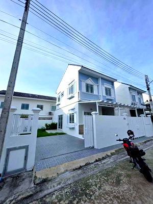 เช่าบ้านเดี่ยว ที่ว่าการอำเภอบ้านบึง : ใหญ่มาก ให้เช่าบ้านเดี่ยว 2 ชั้น อมตะฝั่งดอนหัวฬ่อ ศุขประยูร ตลาดหนองตำลึง 1.6กม. ใหม่ทั้งหลัง 40ตร.วา.160ตร.ม. 4 นอน 2 น้ำ
