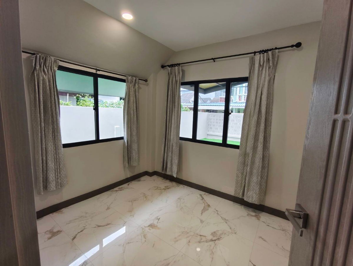 รูป ให้เช่า! บ้านเดี่ยวรีโนเวทใหม่ 🏠 ทำเลทองใกล้รถไฟฟ้าและเซ็นทรัลเวสต์เกต 🛍️ - รูปที่ 7/16