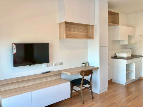 ให้เช่า lumpini place รัชดา - สาธุ 24ตรม. ห้อง Studio พร้อมเฟอร์ครบ 10,000 บาท