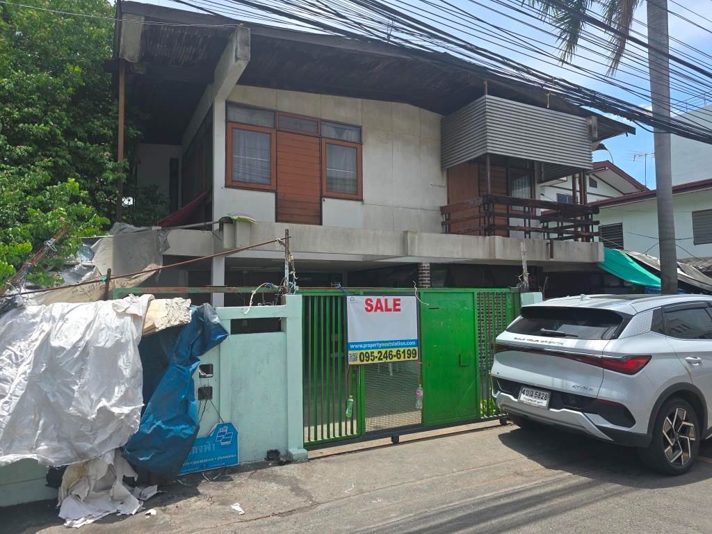 รูป ขายบ้านเก่า 2 ชั้น พื้นที่ประมาณ 200 ตรม. ซอยปรีดีพนมยงค์ 42 แยก 4 ที่่ดิน 93 ตรว. หน้ากว้าง ประมาณ 23 ลึก 16-18 เมตร   เหมาะสำหรับปรับปรุงใหม่ - รูปที่ 2/42