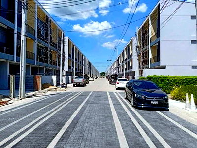 Townhouses for rent Bangkok : Samwa area HathaiRat MRT Minburi Market 1.2 km.Vertical Mansion for rent Townhouse 3-storey 20sq.w
