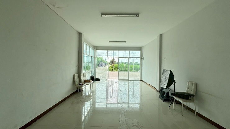 picture 3-storey townhouse, corner unit, just 100 meters from Suwinthawong Road, the largest unit in the project. - 2/10