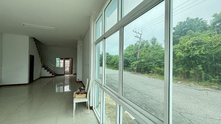 picture 3-storey townhouse, corner unit, just 100 meters from Suwinthawong Road, the largest unit in the project. - 4/10