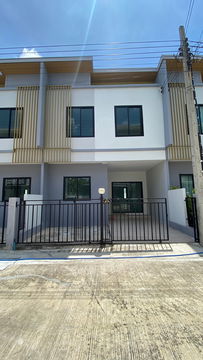 Urgent sale: Townhouse at Nice Watcharapol 9, Theparak, 3 bedrooms, 2 bathrooms, priced at only 2.7 million baht.