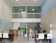 picture Urgent! Office space in Town-in-Town area on Inthraphon Road, 4.5 floors, priced at 8.8 million baht. - 2/5