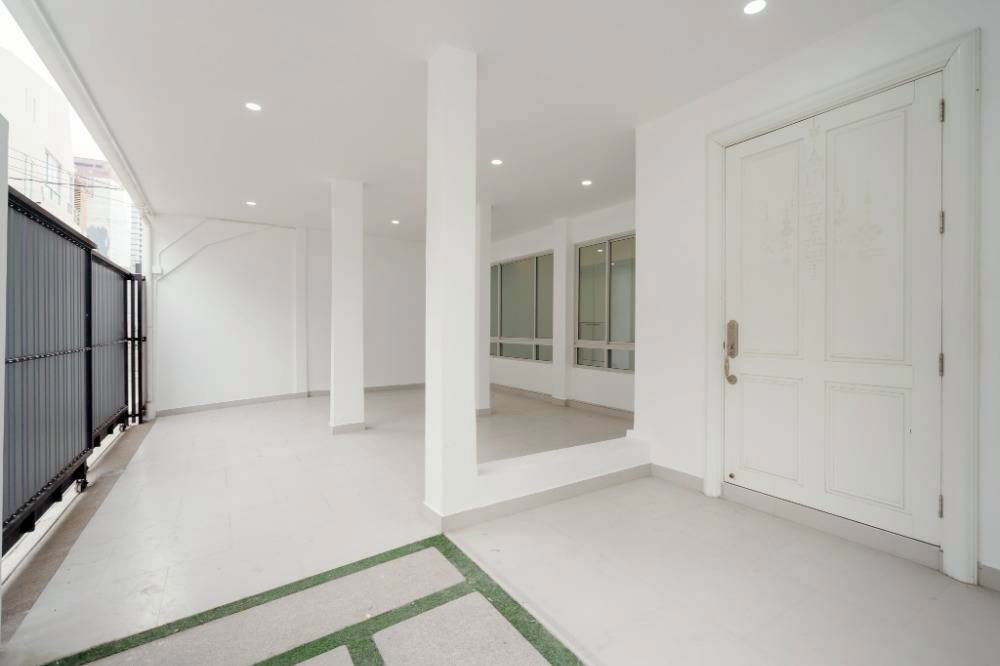 รูป ★ Rare Unit ★ ทาวน์โฮม 3 ชั้น 4 ห้องนอน 6 ห้องน้ำ 2 ที่จอดรถ | ขนาดที่ดิน 48.00 ตร.ว. พื้นที่ใช้สอย 440.00 ตร.ม. | ใกล้ BTS อโศก, รงเรียนนานาชาติ NIST - รูปที่ 3/20