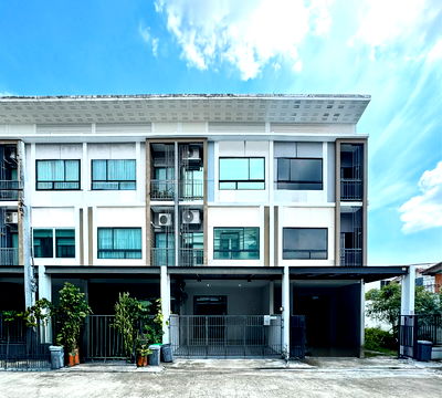 Townhouses for sale Bang Khen : Urgent sale! Townhouse Patio Watcharapol-Ramintra, 4 bedrooms, 3 bathrooms, priced at only 4.59 million baht.