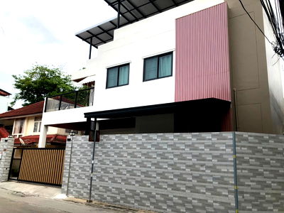 บ้านเดี่ยว โลตัสเอ็กเพลส(สุทธิสาร) : บ้านเดี่ยว โมเดิร์น ลักซูรี่ ทำเลเทพ แปลงสวย ติดถนน ใกล้แยกลาดพร้าว เดินทางสะดวก