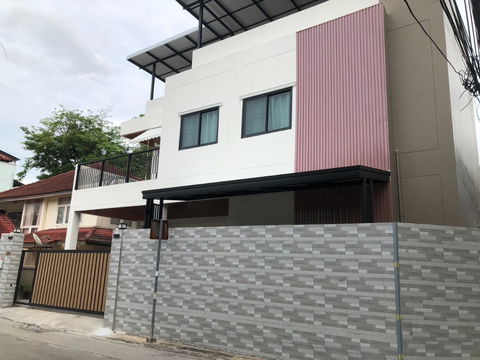 บ้านเดี่ยว โมเดิร์น ลักซูรี่ ทำเลเทพ แปลงสวย ติดถนน ใกล้แยกลาดพร้าว เดินทางสะดวก