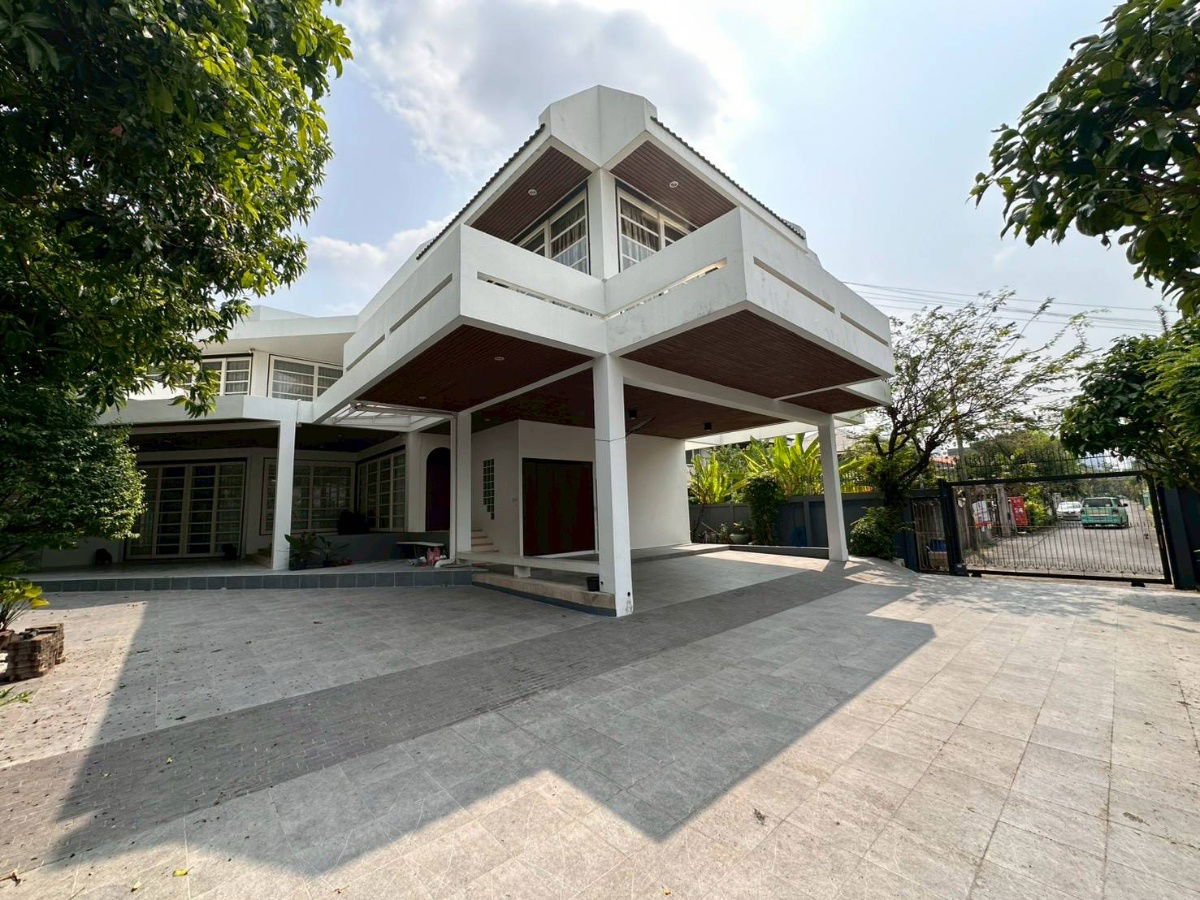 รูป ❖ Prime Location ❖ บ้านเดี่ยว 2 ชั้น 4 ห้องนอน 5 ห้องน้ำ 15 ที่จอดรถ | ขนาดที่ดิน 340.00 ตร.ว. พื้นที่ใช้สอย 800.00 ตร.ม. | ใกล้ BTS สถานีพระโขนง - รูปที่ 2/21