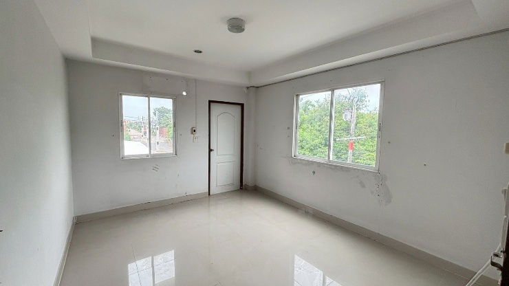 picture 3-storey townhouse, corner unit, just 100 meters from Suwinthawong Road, the largest unit in the project. - 9/10