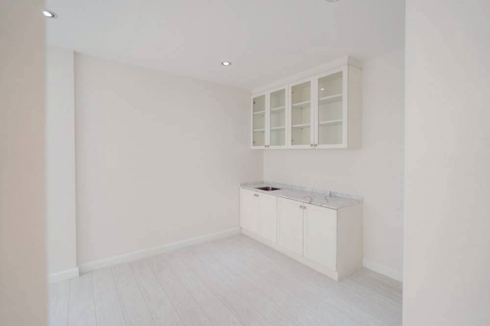 รูป ★ Rare Unit ★ ทาวน์โฮม 3 ชั้น 4 ห้องนอน 6 ห้องน้ำ 2 ที่จอดรถ | ขนาดที่ดิน 48.00 ตร.ว. พื้นที่ใช้สอย 440.00 ตร.ม. | ใกล้ BTS อโศก, รงเรียนนานาชาติ NIST - รูปที่ 4/20