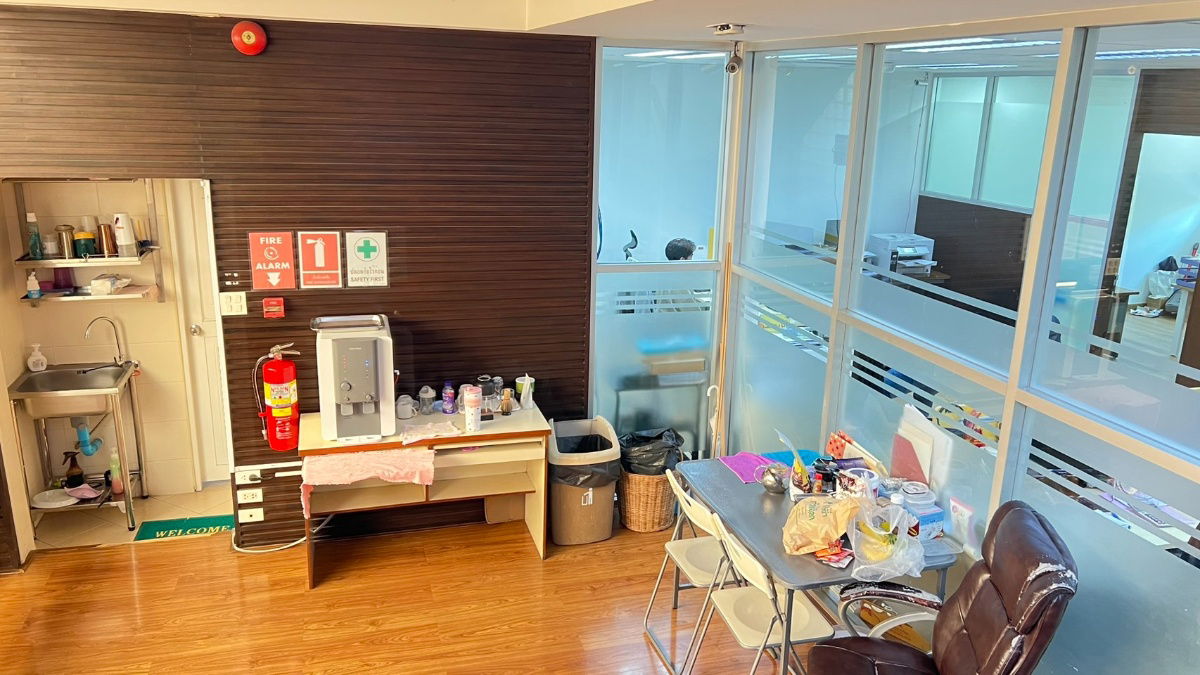 picture Urgent sale, Thai frame building, commercial building, 4 booths, 3 floors, 53.70 sq.w., Charoen Rat Road Near Icon Siam, Khlong San District, Bangkok - 16/23