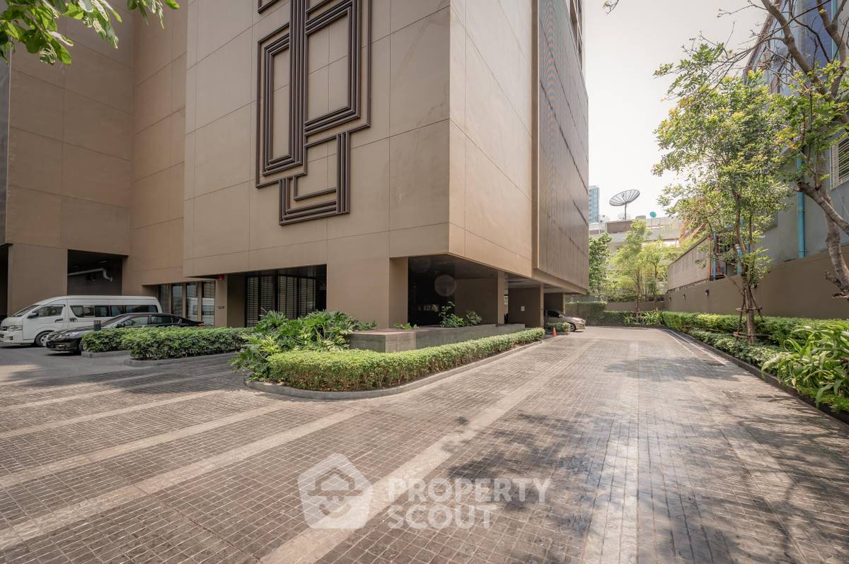 picture Studio Condo at Noble Refine Prompong near BTS Phrom Phong (ID 886197) - 8/15