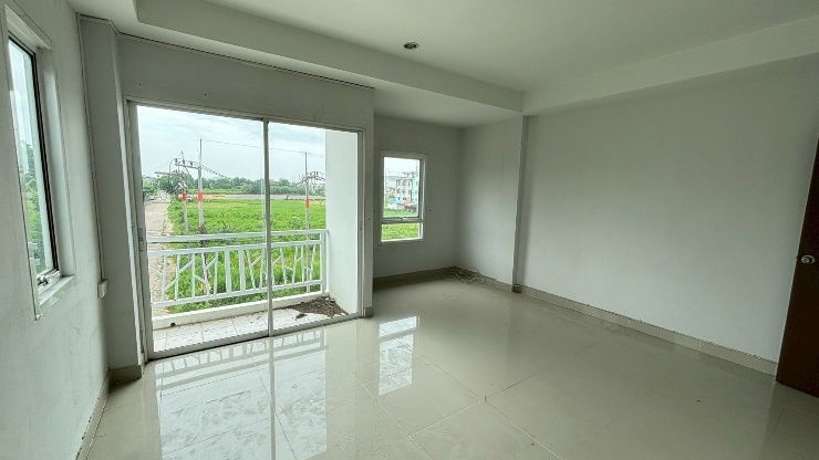 picture 3-storey townhouse, corner unit, just 100 meters from Suwinthawong Road, the largest unit in the project. - 6/10
