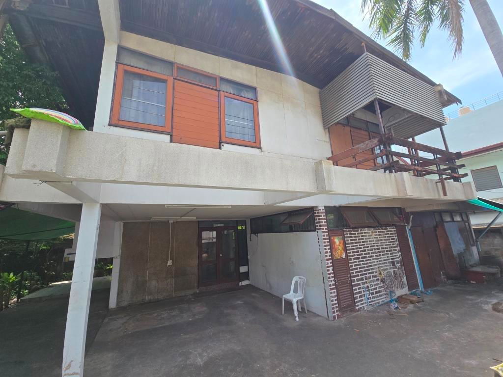 รูป ขายบ้านเก่า 2 ชั้น พื้นที่ประมาณ 200 ตรม. ซอยปรีดีพนมยงค์ 42 แยก 4 ที่่ดิน 93 ตรว. หน้ากว้าง ประมาณ 23 ลึก 16-18 เมตร   เหมาะสำหรับปรับปรุงใหม่ - รูปที่ 3/42