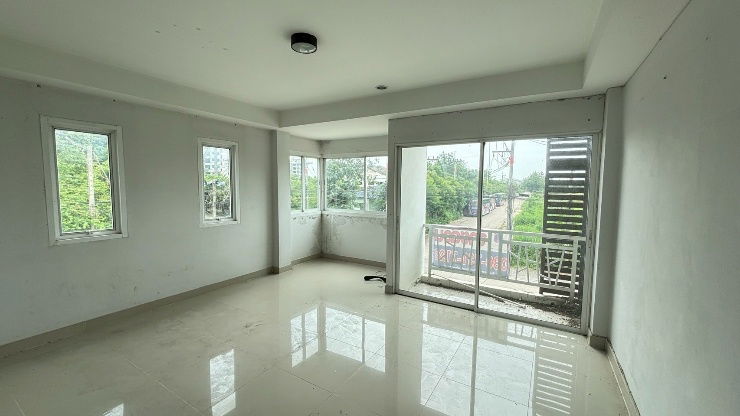 picture 3-storey townhouse, corner unit, just 100 meters from Suwinthawong Road, the largest unit in the project. - 8/10