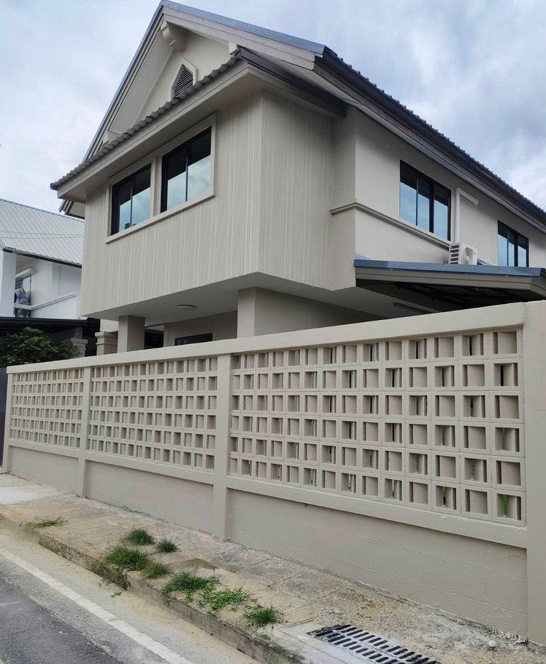 รูป ให้เช่า! บ้านเดี่ยวรีโนเวทใหม่ 🏠 ทำเลทองใกล้รถไฟฟ้าและเซ็นทรัลเวสต์เกต 🛍️ - รูปที่ 1/16