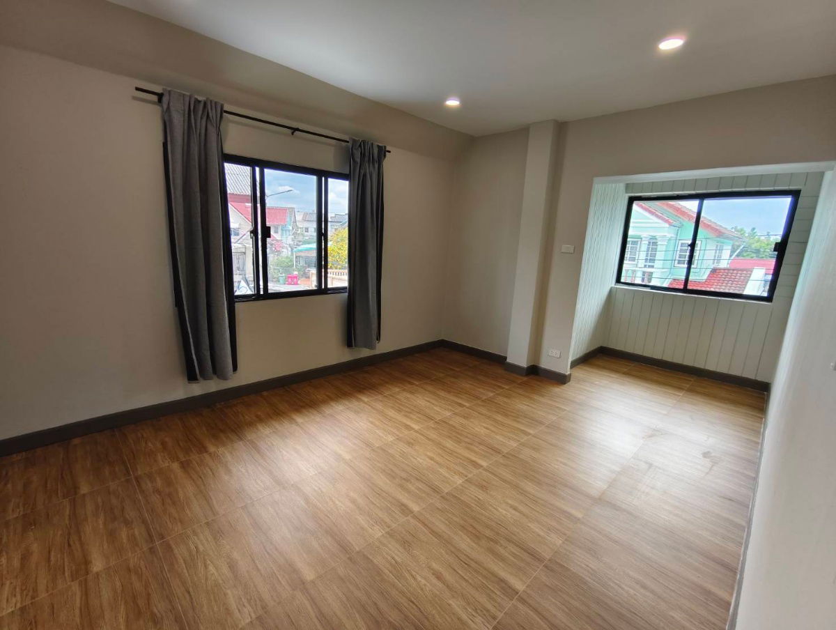 รูป ให้เช่า! บ้านเดี่ยวรีโนเวทใหม่ 🏠 ทำเลทองใกล้รถไฟฟ้าและเซ็นทรัลเวสต์เกต 🛍️ - รูปที่ 13/16