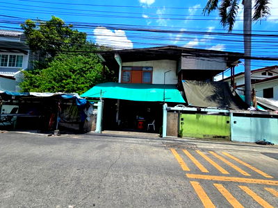 บ้านเดี่ยว ซอยปรีดี พนมยงค์ (สุขุมวิท 71) : ขายบ้านเก่า 2 ชั้น พื้นที่ประมาณ 200 ตรม. ซอยปรีดีพนมยงค์ 42 แยก 4 ที่่ดิน 93 ตรว. หน้ากว้าง ประมาณ 23 ลึก 16-18 เมตร   เหมาะสำหรับปรับปรุงใหม่