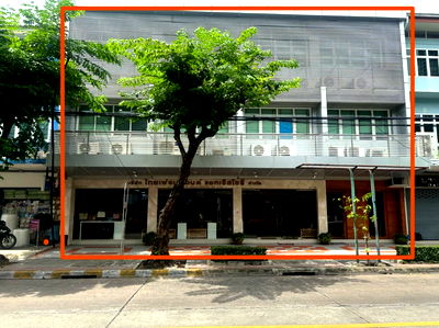 Shophouses for sale Bangkok : Urgent sale, Thai frame building, commercial building, 4 booths, 3 floors, 53.70 sq.w., Charoen Rat Road Near Icon Siam, Khlong San District, Bangkok