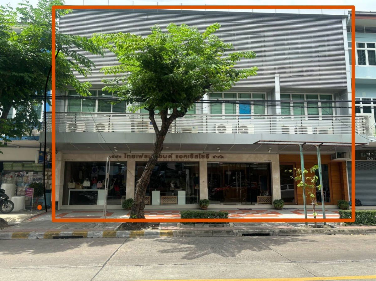 picture Urgent sale, Thai frame building, commercial building, 4 booths, 3 floors, 53.70 sq.w., Charoen Rat Road Near Icon Siam, Khlong San District, Bangkok - 1/23