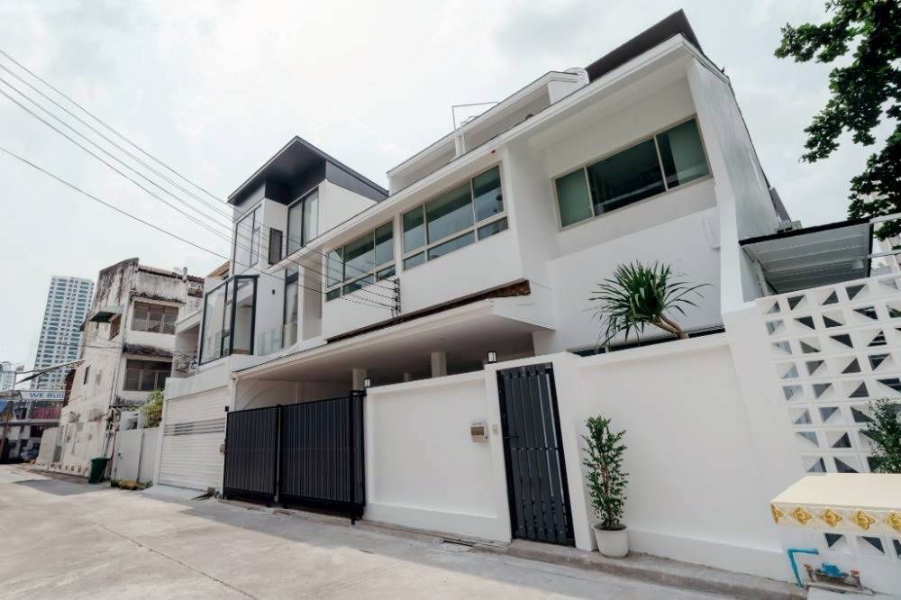 รูป ★ Rare Unit ★ ทาวน์โฮม 3 ชั้น 4 ห้องนอน 6 ห้องน้ำ 2 ที่จอดรถ | ขนาดที่ดิน 48.00 ตร.ว. พื้นที่ใช้สอย 440.00 ตร.ม. | ใกล้ BTS อโศก, รงเรียนนานาชาติ NIST - รูปที่ 1/20