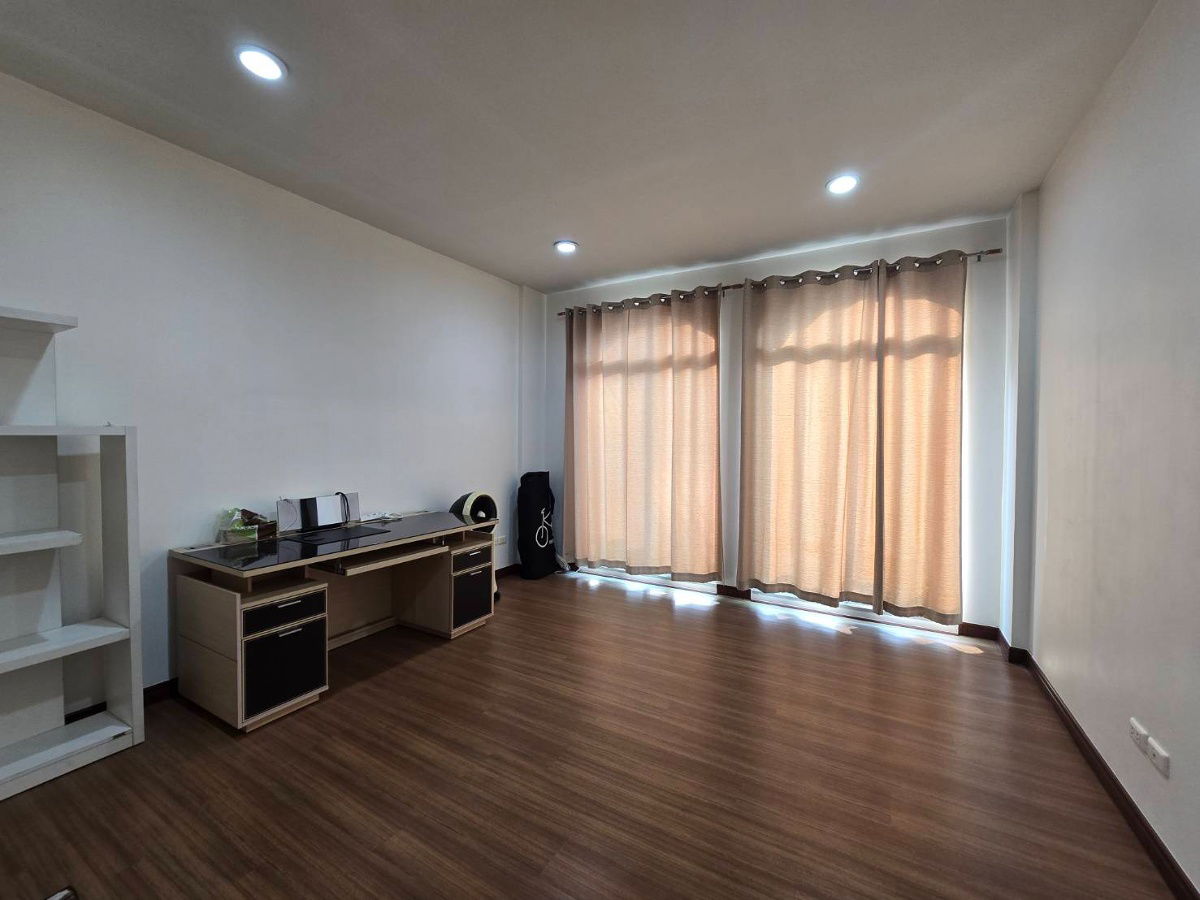 picture Townhome for Sale. Full Furnished and reafy to move in - 8/15