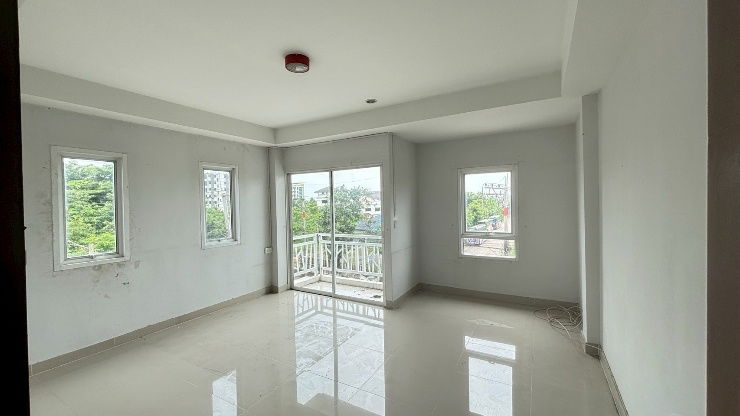 picture 3-storey townhouse, corner unit, just 100 meters from Suwinthawong Road, the largest unit in the project. - 7/10