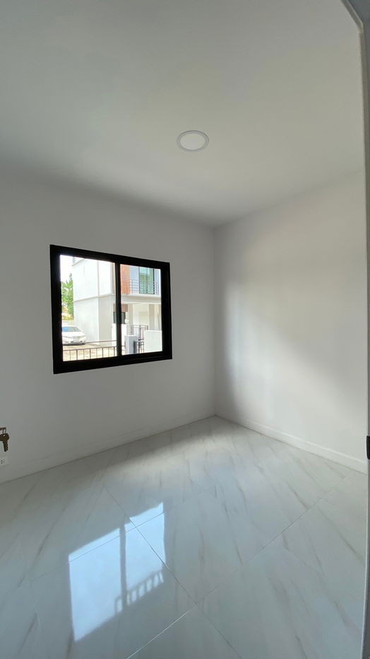 picture Urgent sale: Townhouse at Nice Watcharapol 9, Theparak, 3 bedrooms, 2 bathrooms, priced at only 2.7 million baht. - 5/5