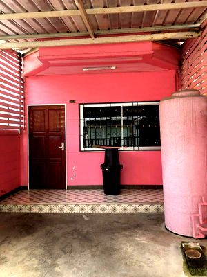 Townhouses for sale Bangkok : A Must-See Home! Beautiful house in a prime location. Special price in the Sri Dan area, with easy access to the Yellow Line MRT.