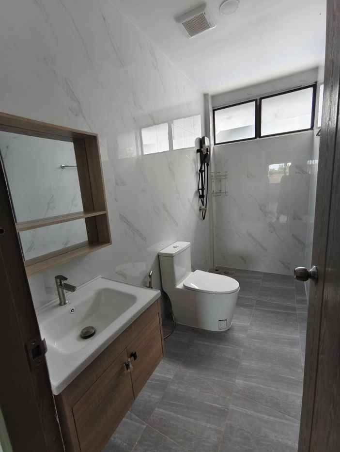 รูป ให้เช่า! บ้านเดี่ยวรีโนเวทใหม่ 🏠 ทำเลทองใกล้รถไฟฟ้าและเซ็นทรัลเวสต์เกต 🛍️ - รูปที่ 12/16