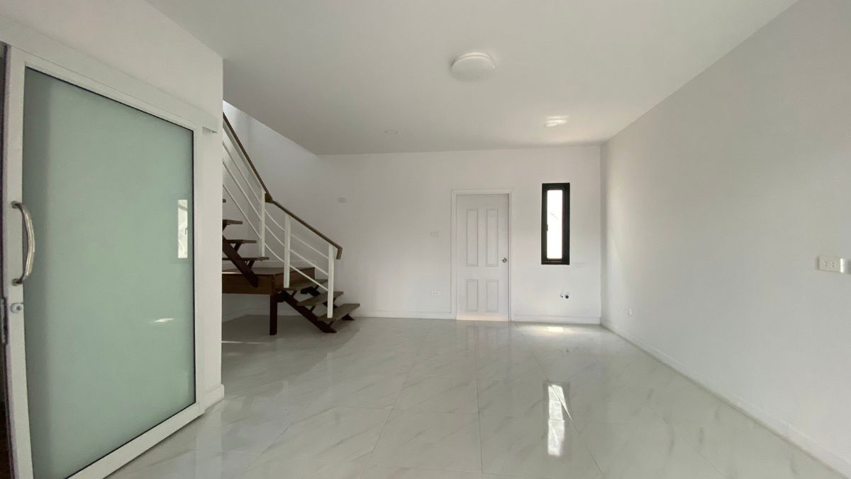 picture Urgent sale: Townhouse at Nice Watcharapol 9, Theparak, 3 bedrooms, 2 bathrooms, priced at only 2.7 million baht. - 2/5