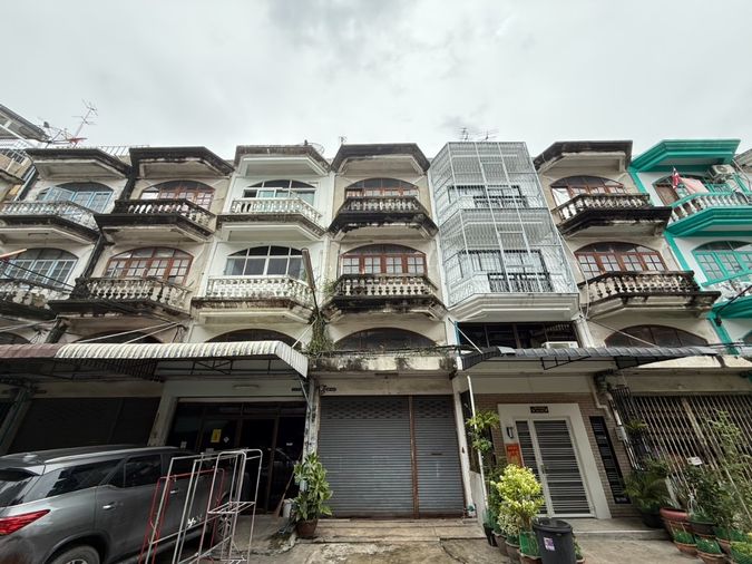 ขายอาคารพาณิชย์ 3 ชั้นครึ่ง ทำเลทอง ซอยจอมทอง 13 ใกล้ BTS