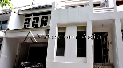 Townhouses for rent : 🔼🔽 AccomA 📩 Home Office 5 BR Townhouse in Khlong Ton Nuea (13000795)
