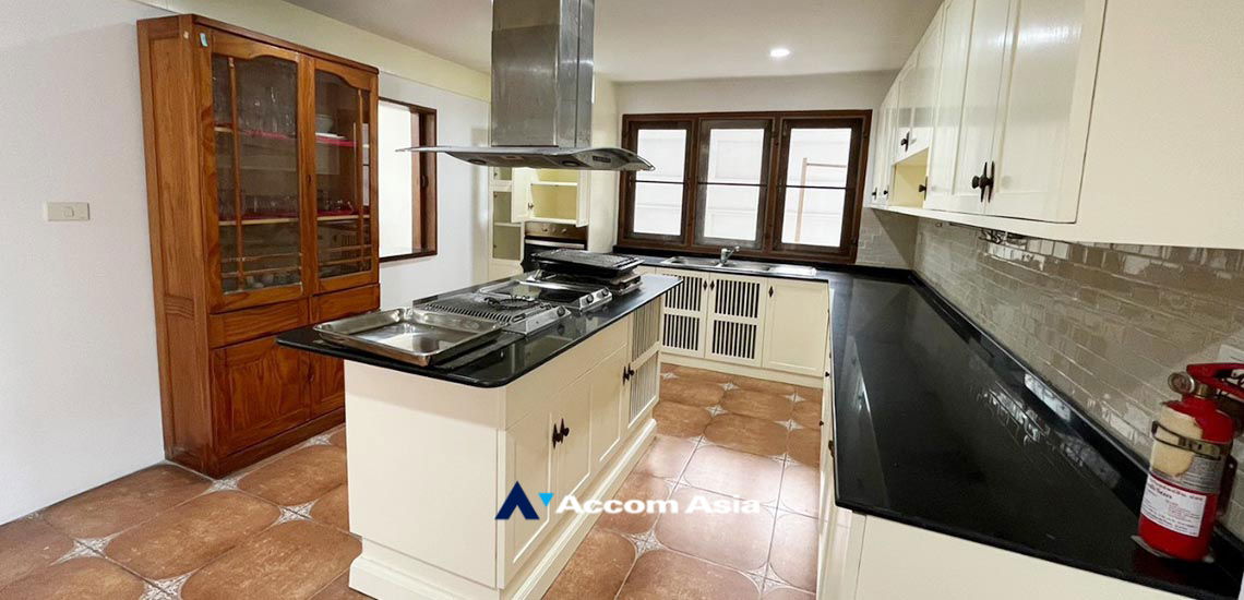 รูป 🔼🔽 AccomA 📩 Exclusive Detached House for Rent in Ekkamai – Private Gated Compound with Only 2 Homes! Shared Swimming pool & Garden (610073) - รูปที่ 7/20