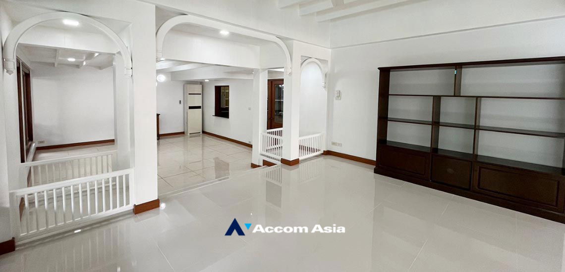 รูป 🔼🔽 AccomA 📩 Exclusive Detached House for Rent in Ekkamai – Private Gated Compound with Only 2 Homes! Shared Swimming pool & Garden (610073) - รูปที่ 14/20