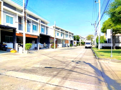ทาวน์โฮมให้เช่า : 🔊 ปล่อยเช่า 🏡 ทาวน์เฮ้าส์ 📌 หลังมุม หมู่บ้าน พลีโน่ หลังโรงเรียนไทยสิงคโปร์   🚇 ใกล้ BTS ศรีลาซาล 💸 ราคาเช่า 25,000 บาท/เดือน