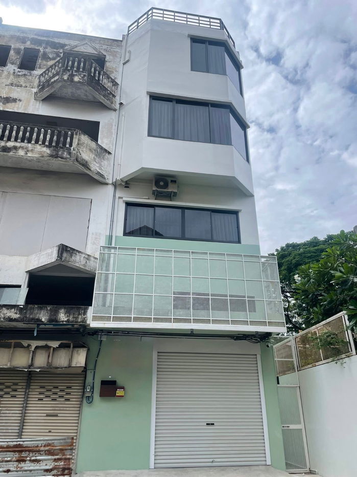 picture Commercial building for rent, Rama 9 Soi 13 🏡Perfect for Home Office – with rooftop city view, grassy area behind the house 🐄🐎 Line ID : @951qfbfi - 1/9