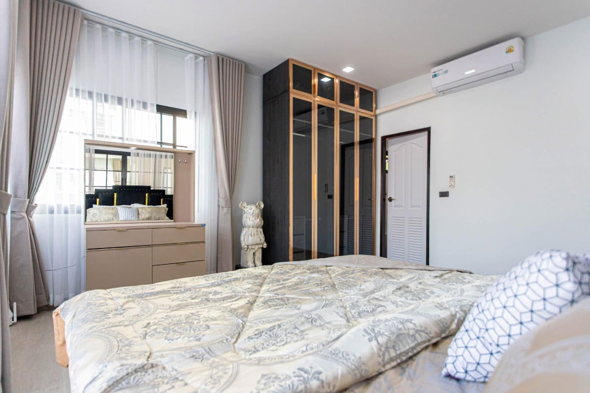 รูป 🔥 ให้เช่า บ้านเดี่ยวสุดหรูใหม่แกะกล่อง ย่านห้วยขวาง 🏡 ใกล้โรงเรียนนานาชาติ KIS, SISB, Regent และห้างร้านมากมาย Line ID : @951qfbfi - รูปที่ 9/9