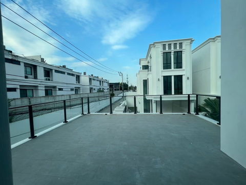 3-storey detached house, luxury style, usable area over 400 sq m., Ekkamai-Sukhonthasawat location. Interested? Line ID: @951qfbfi