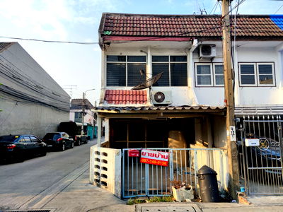 ขายทาวน์โฮม : 🏠 ขายบ้านทำเลทอง ลาดพร้าว 95 📍 เพียง 300 เมตรจากปากซอย | ปากซอยเป็นสถานีรถไฟฟ้าสายสีเหลือง | ราคา Hot Deal!