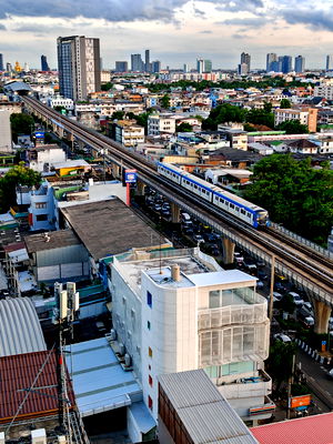 เช่าพื้นที่ขายของ เขตบางกอกน้อย : ดาดฟ้าอาคาร ติดรถไฟฟ้า มีลิฟท์ ปากซอยจรัญ 20