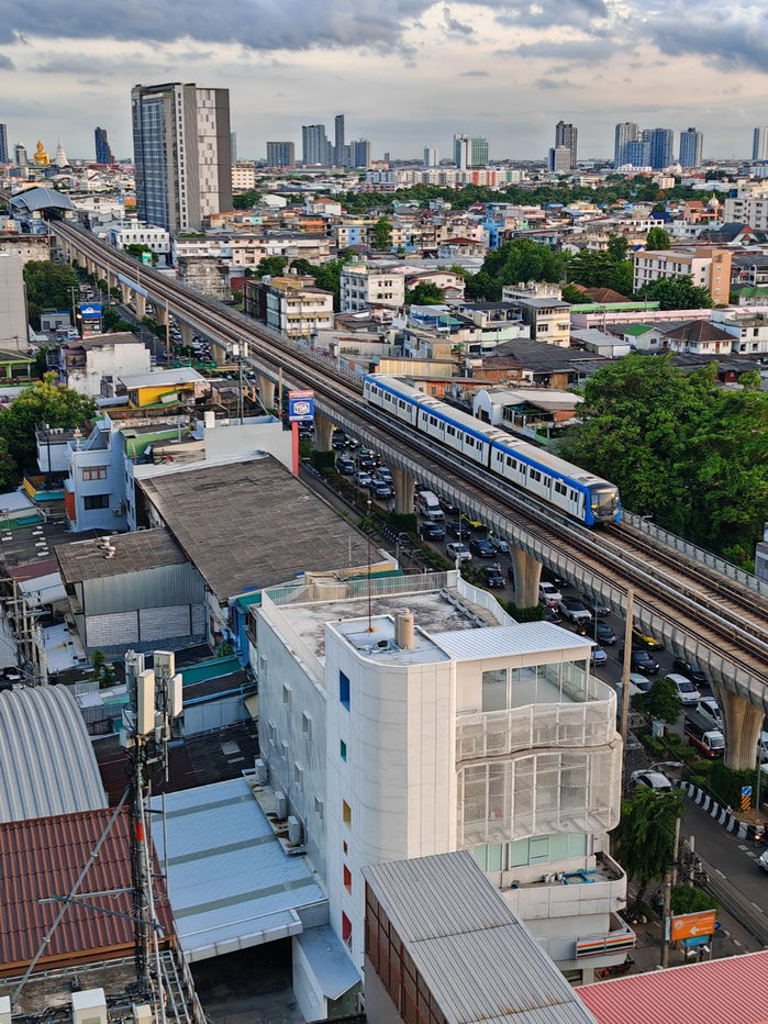 รูป ดาดฟ้าอาคาร ติดรถไฟฟ้า มีลิฟท์ ปากซอยจรัญ 20 - รูปที่ 1/6
