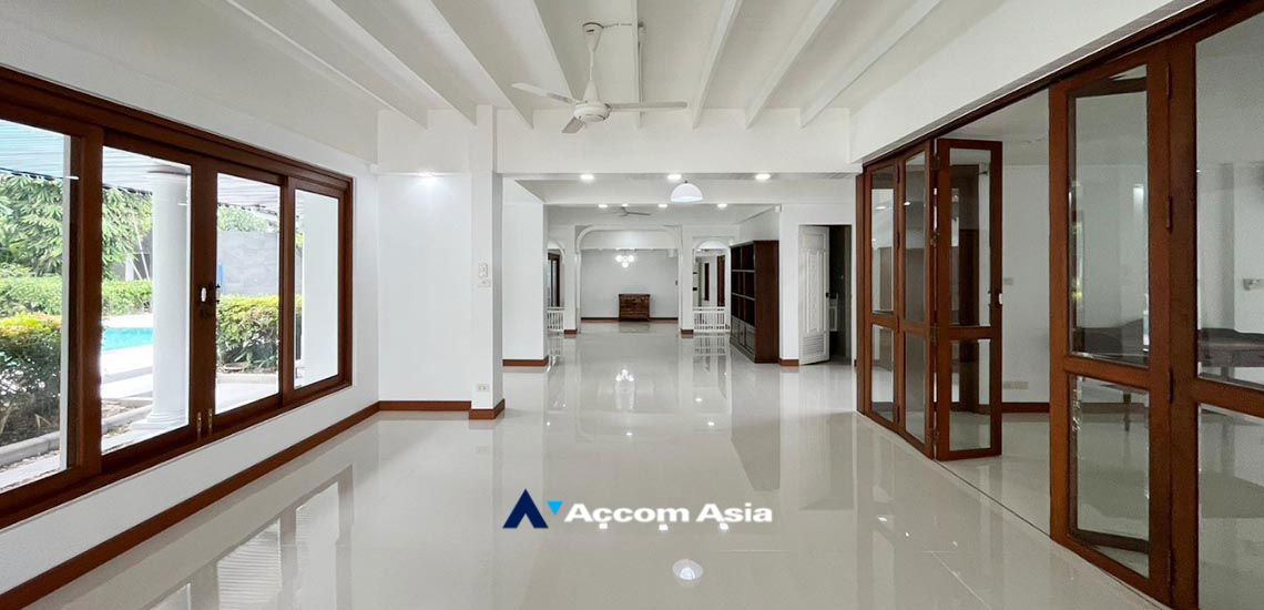 รูป 🔼🔽 AccomA 📩 Exclusive Detached House for Rent in Ekkamai – Private Gated Compound with Only 2 Homes! Shared Swimming pool & Garden (610073) - รูปที่ 11/20