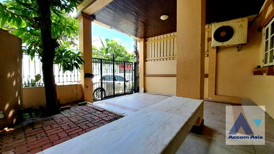 Townhouses for rent : 🔼🔽 AccomA 📩 Home Office 4 BR Townhouse in Phra Khanong Nuea (AA37344)