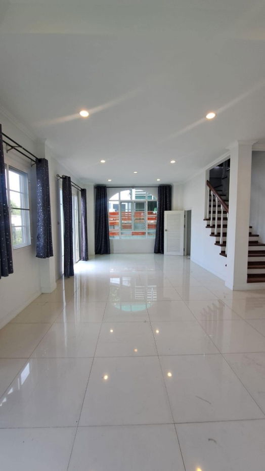 รูป ซื้อ ขาย เช่า Parkway Chalet รามคำแหง บ้านเดี่ยวหลังมุม ห้องกว้าง ครอบครัวอยู่สบาย 🏡 เดินทางสะดวก ใกล้สถานีรถไฟฟ้า เลี้ยงสัตว์ได้ Line ID : @951qfbfi - รูปที่ 3/13