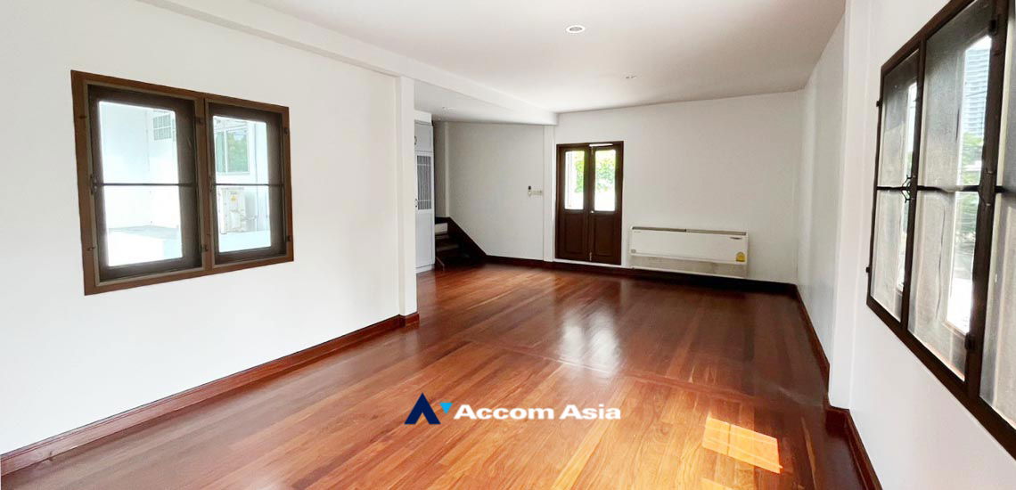รูป 🔼🔽 AccomA 📩 Exclusive Detached House for Rent in Ekkamai – Private Gated Compound with Only 2 Homes! Shared Swimming pool & Garden (610073) - รูปที่ 18/20